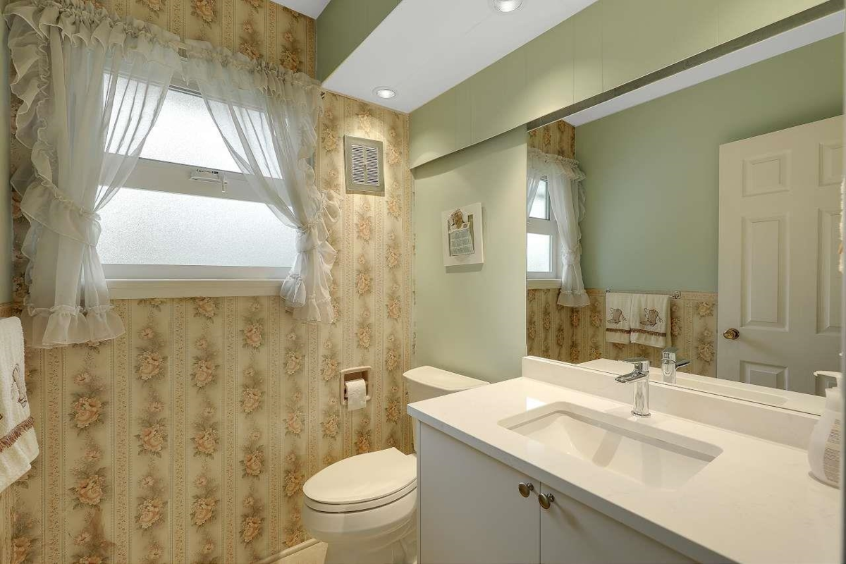 Laundry Room Photo of 15115 Eagle Place, Surrey, BC