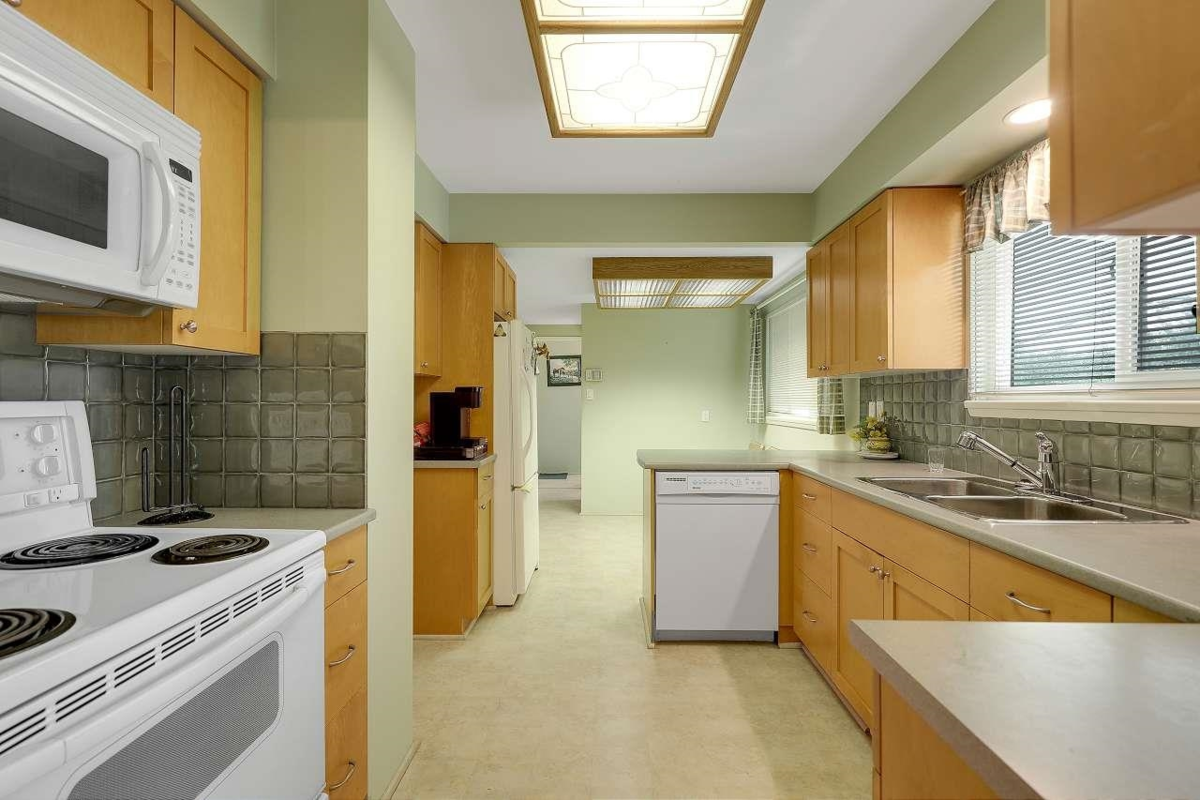 Walk-In Closet Photo of 15115 Eagle Place, Surrey, BC