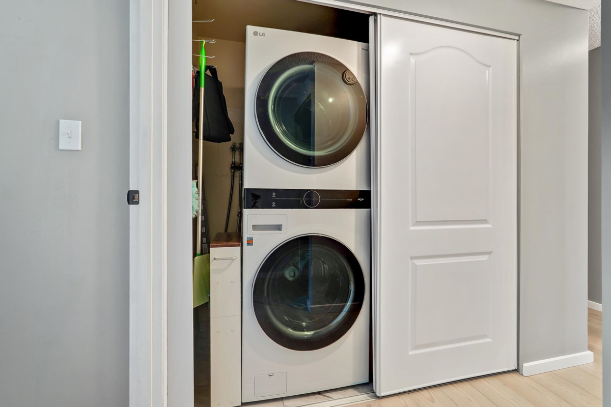 Entry Foyer Photo of 105 15041 Prospect Avenue, White Rock, BC