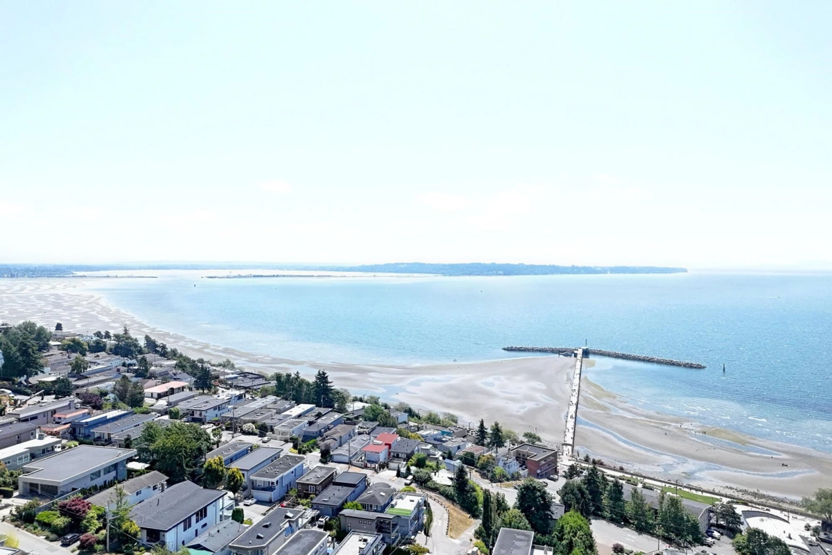 Front Yard Photo of 105 15041 Prospect Avenue, White Rock, BC