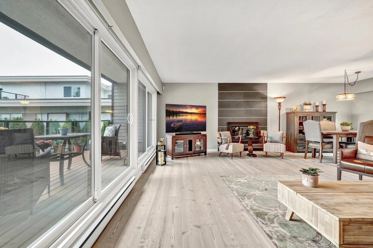Kitchen Island Photo of 105 15041 Prospect Avenue, White Rock, BC