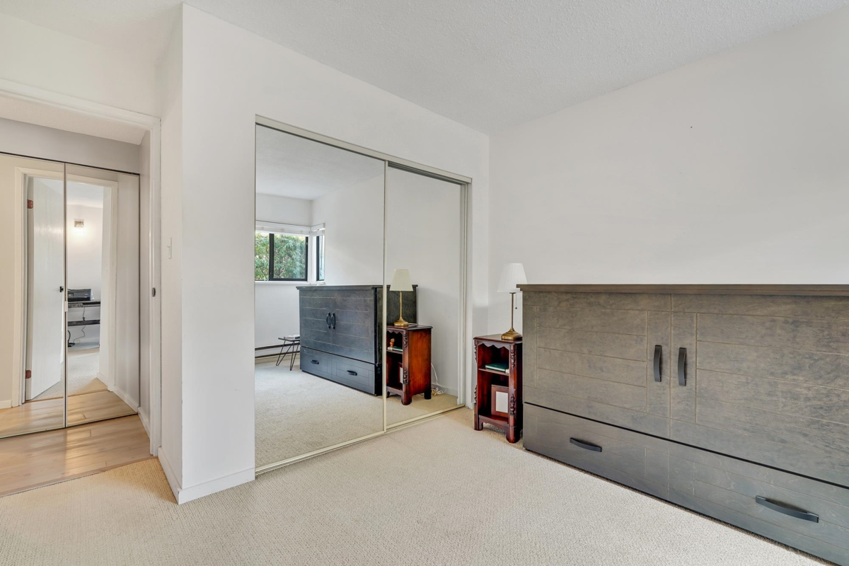 Laundry Room Photo of 105 15041 Prospect Avenue, White Rock, BC