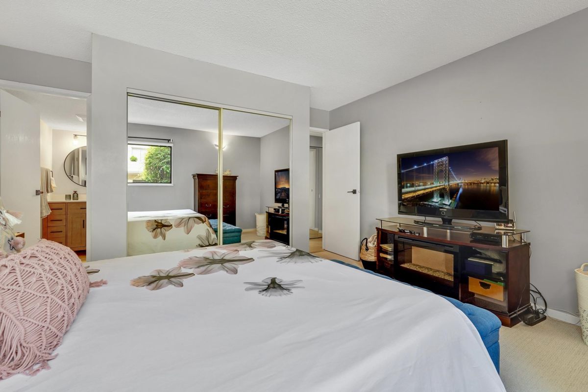 Powder Room Photo of 105 15041 Prospect Avenue, White Rock, BC