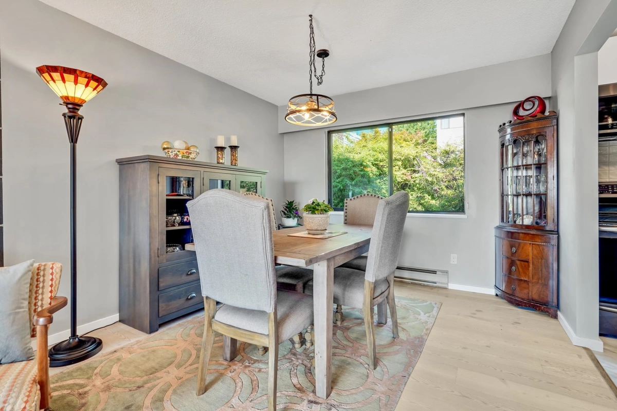 Walk-In Closet Photo of 105 15041 Prospect Avenue, White Rock, BC