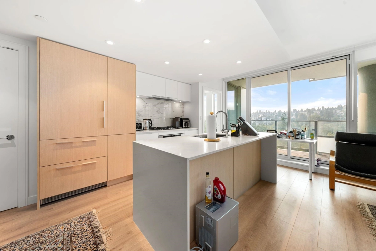 Kitchen Island Photo of 1401 1500 Fern Street, North Vancouver, BC