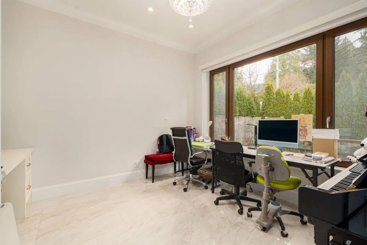 Guest Bathroom Photo of 1410 Mathers Avenue, West Vancouver, BC