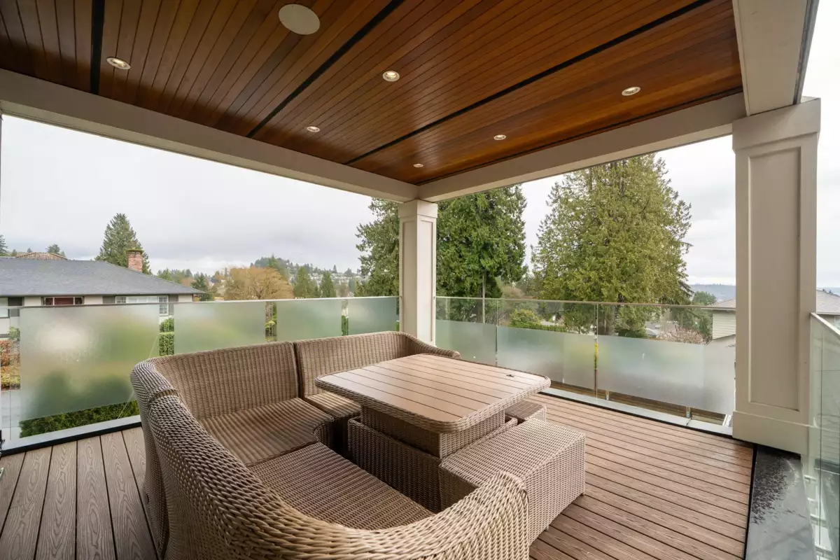Kitchen Island Photo of 1410 Mathers Avenue, West Vancouver, BC