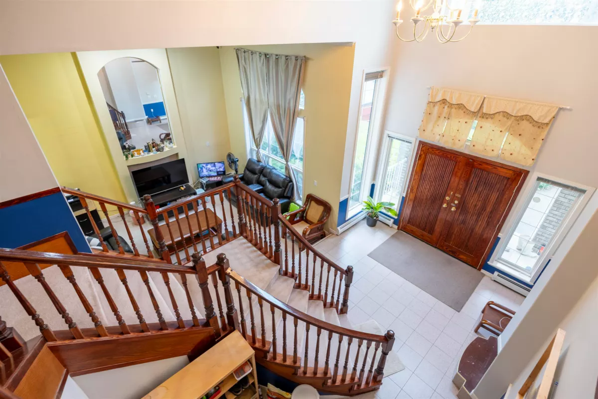 Entry Foyer Photo of 11028 162a Street, Surrey, BC