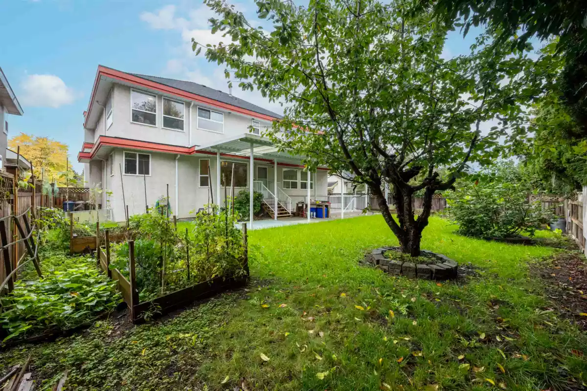 Kitchen Island Photo of 11028 162a Street, Surrey, BC