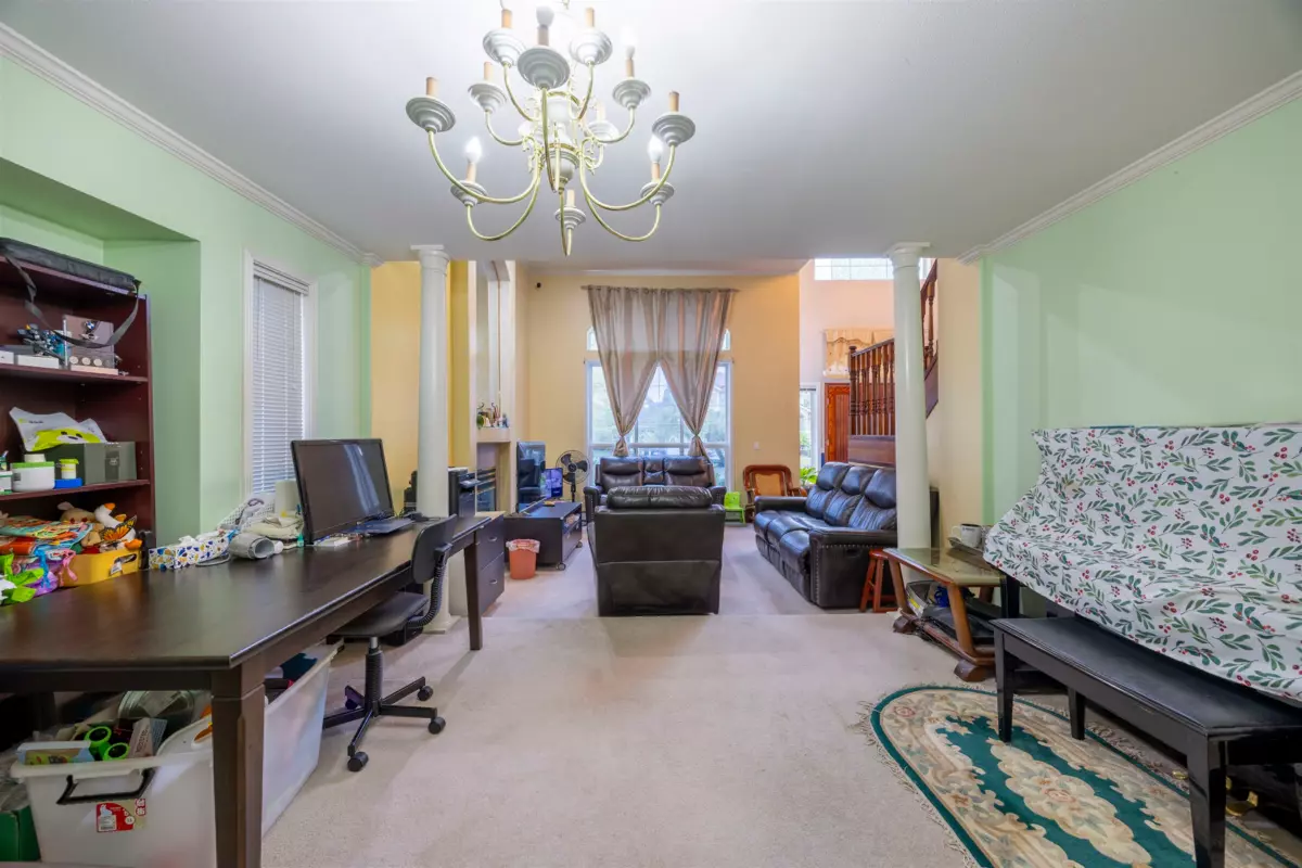 Walk-In Closet Photo of 11028 162a Street, Surrey, BC