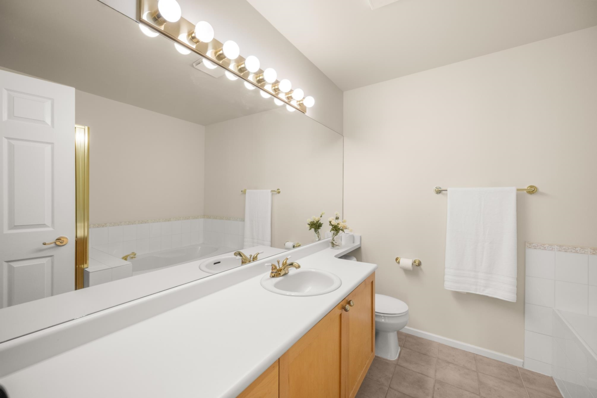 Entry Foyer Photo of 301 5555 13a Avenue, Tsawwassen, BC