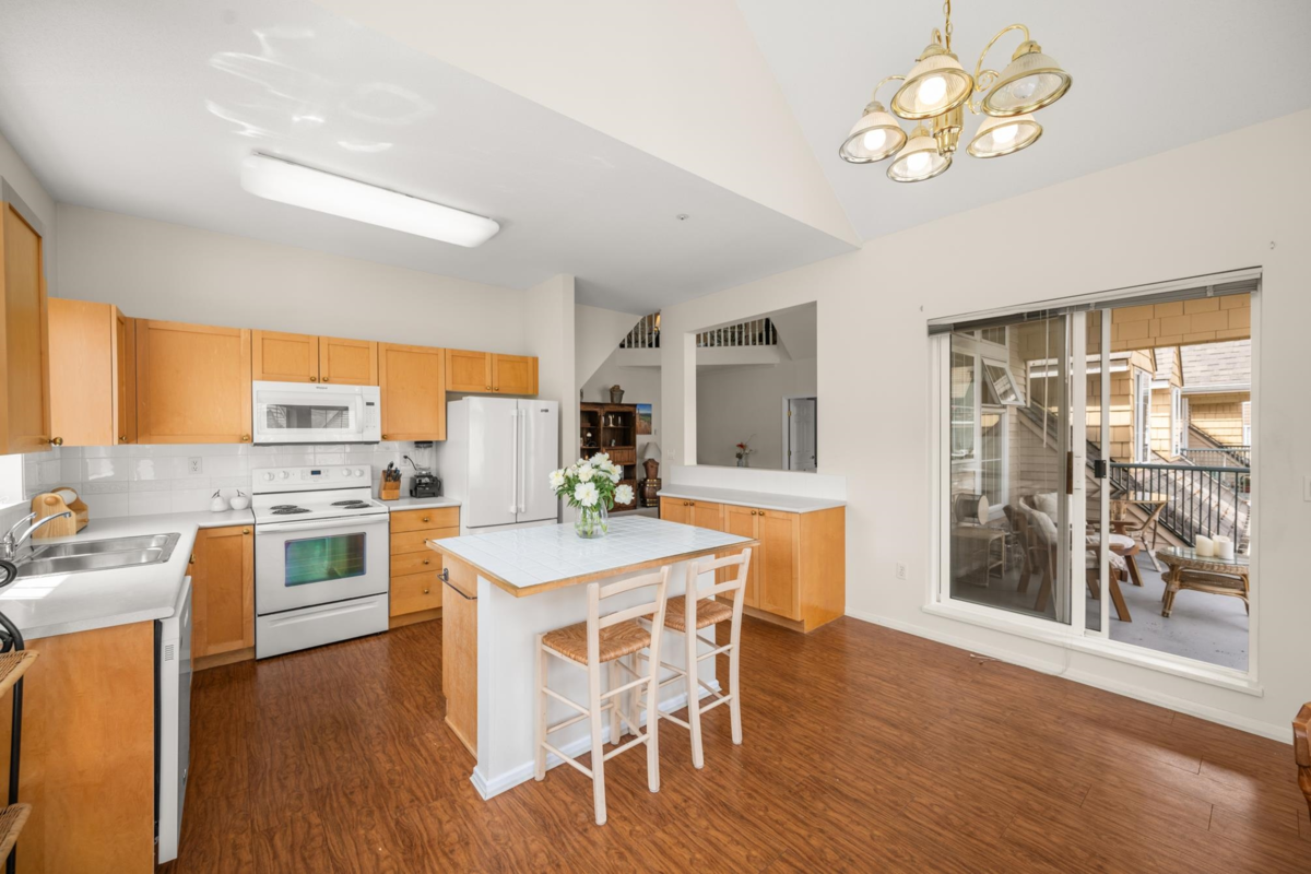 Primary Bathroom Photo of 301 5555 13a Avenue, Tsawwassen, BC