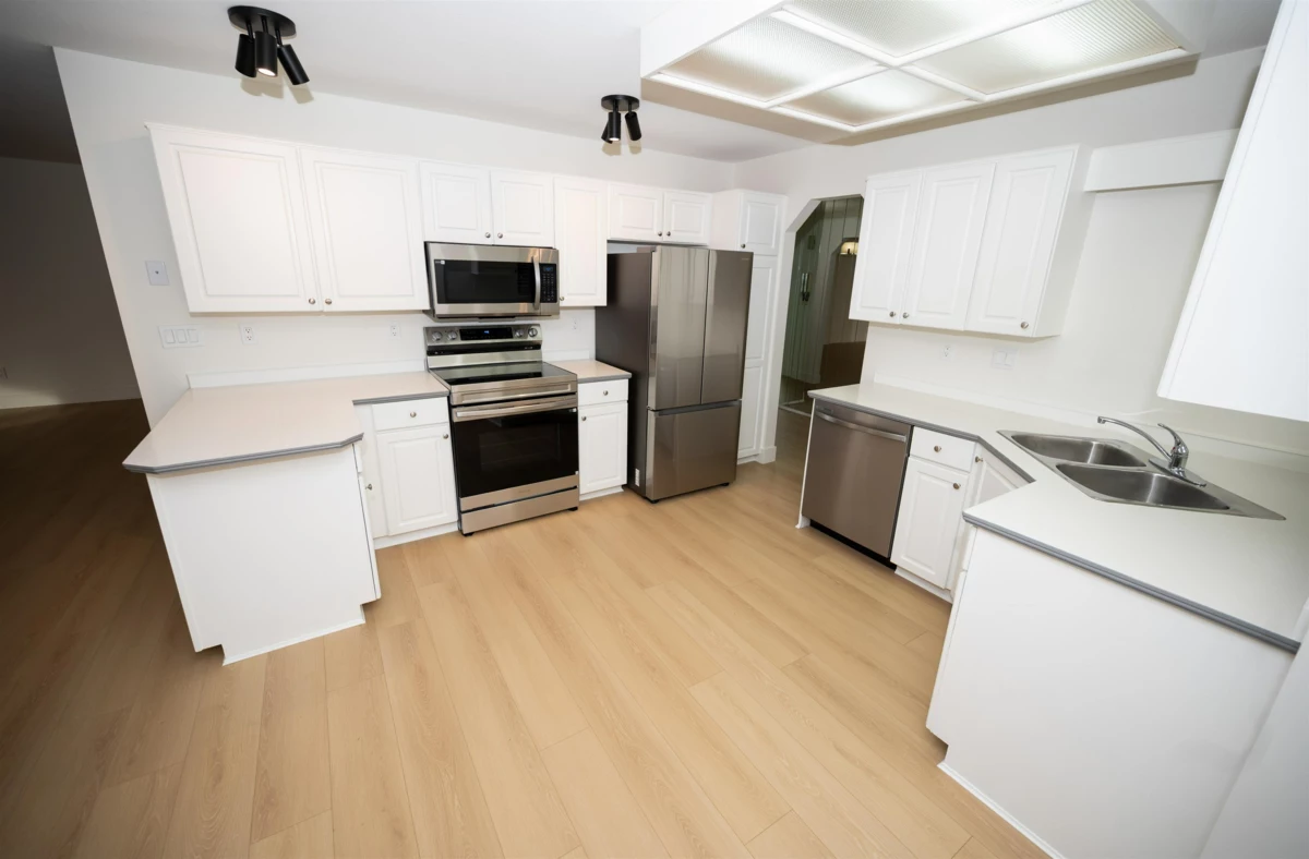 Kitchen Photo of 117 10584 153 Street, Surrey, BC