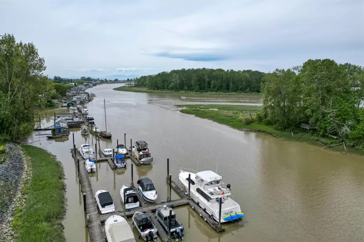 Family Room Photo of 304 4753 W River Road, Ladner, BC