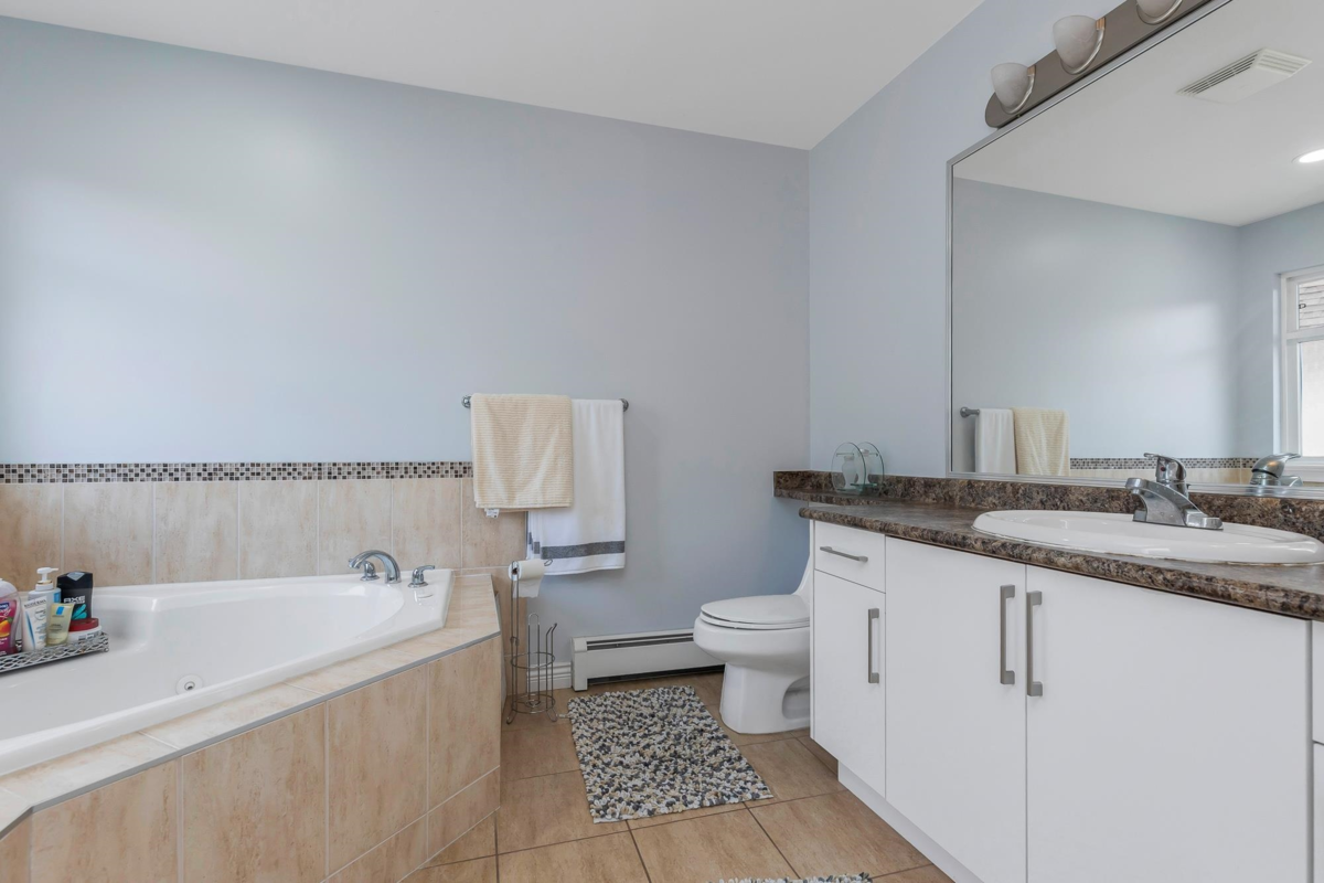 Entry Foyer Photo of 8463 Bailey Place, Mission, BC