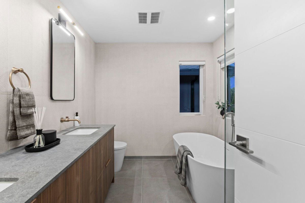 Entry Foyer Photo of 3073 Fromme Road, North Vancouver, BC