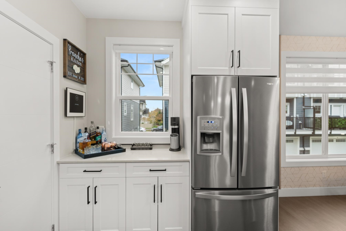 Kitchen Island Photo of 11 19501 74 Avenue, Surrey, BC