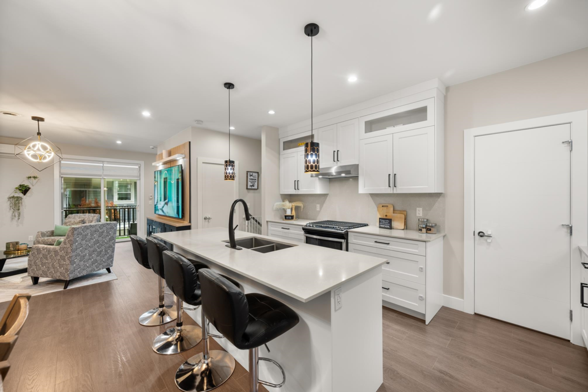 Kitchen Photo of 11 19501 74 Avenue, Surrey, BC