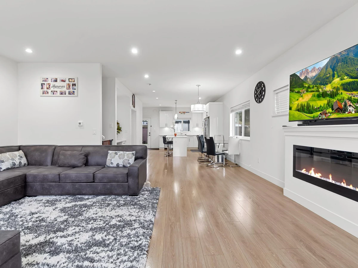 Kitchen Photo of 14002 60a Avenue, Surrey, BC