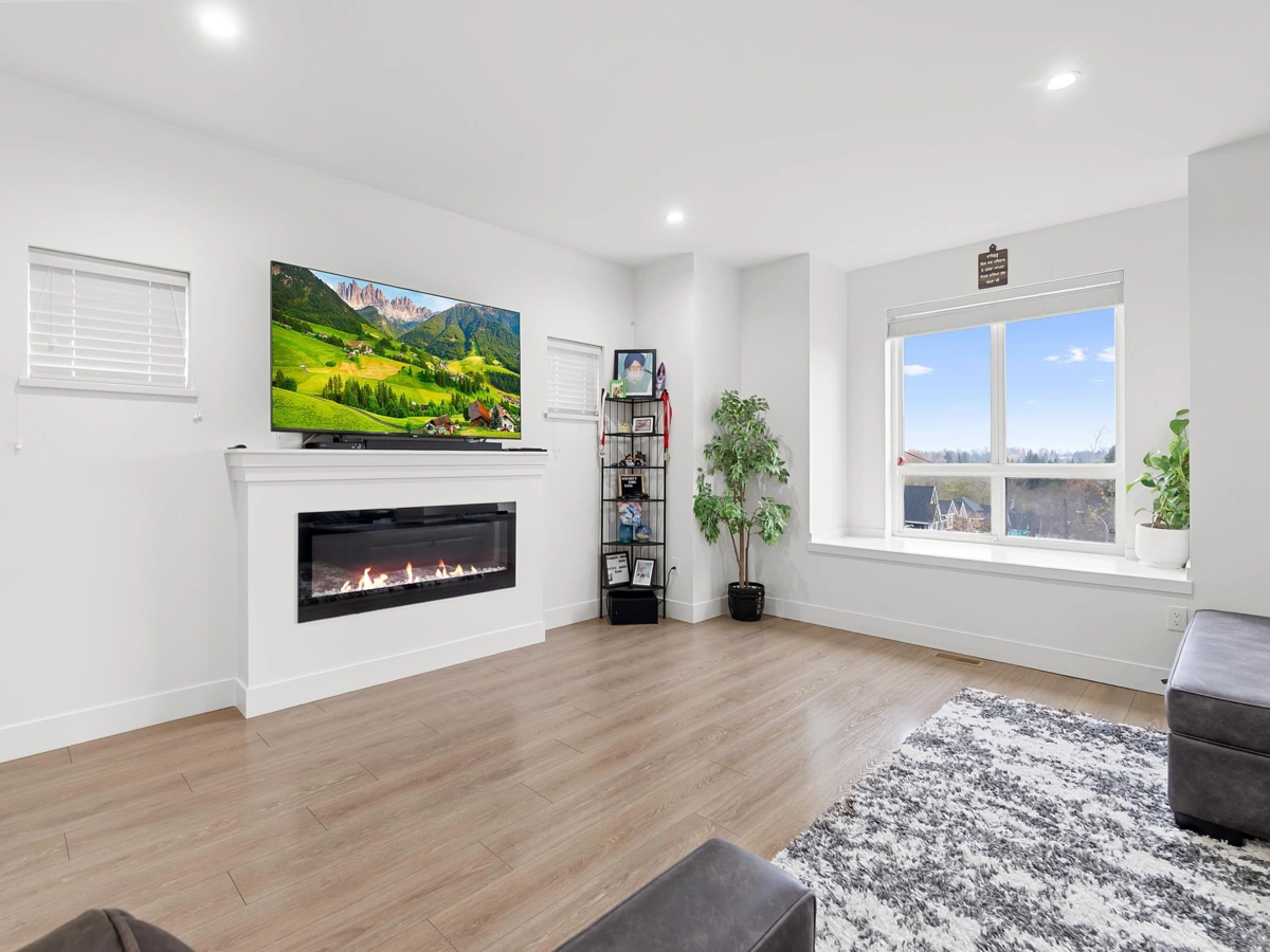 Living Room Photo of 14002 60a Avenue, Surrey, BC