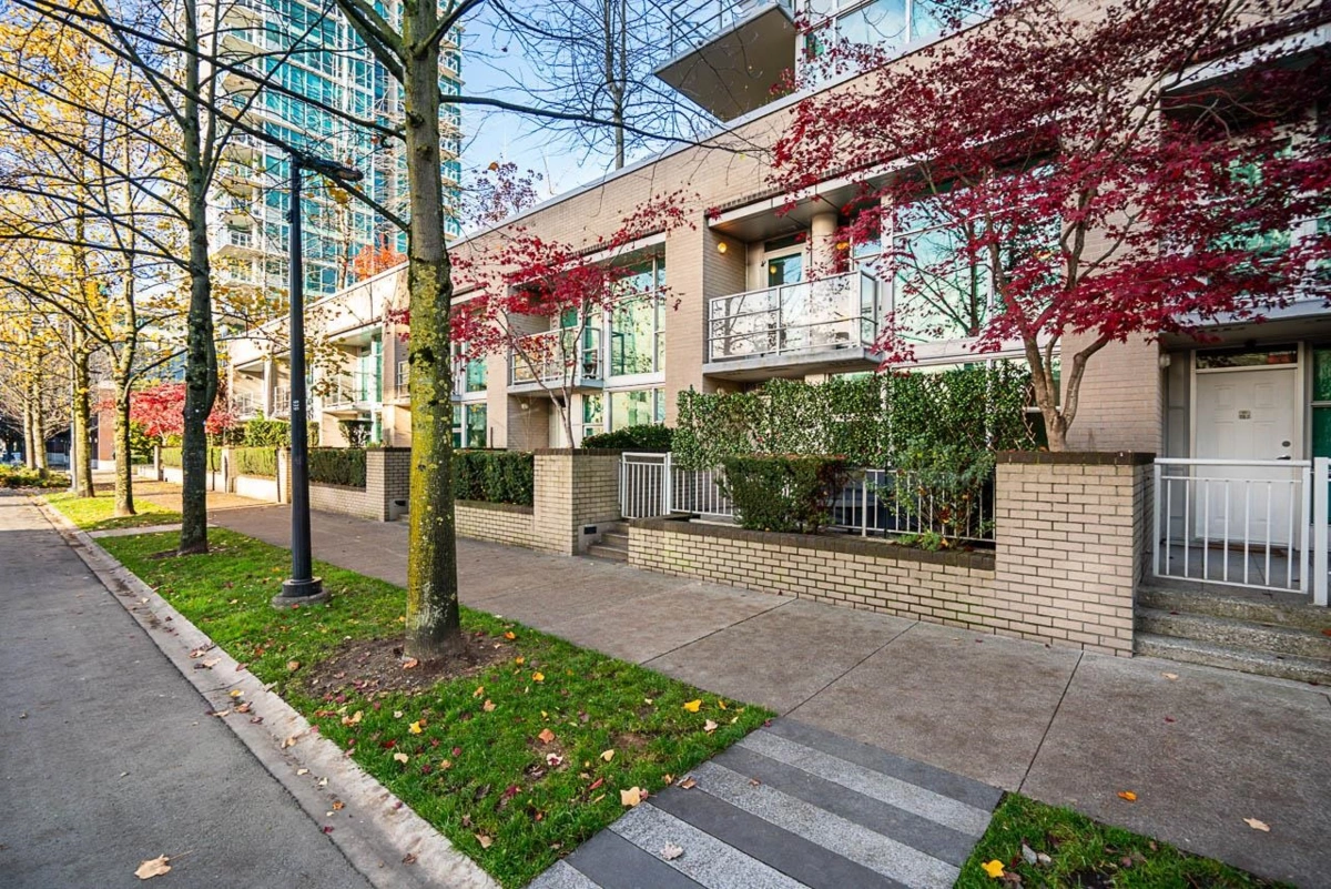 Exterior Front Photo of TH6 168 E Esplanade Avenue, North Vancouver, BC