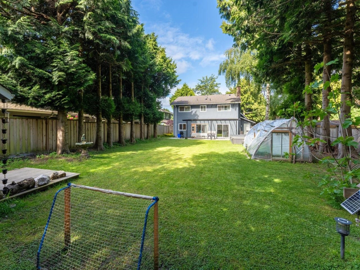 Swimming Pool Photo of 11320 No. 1 Road, Richmond, BC