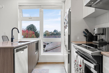 Kitchen Island Photo of 401 32838 Landeau Place, Abbotsford, BC