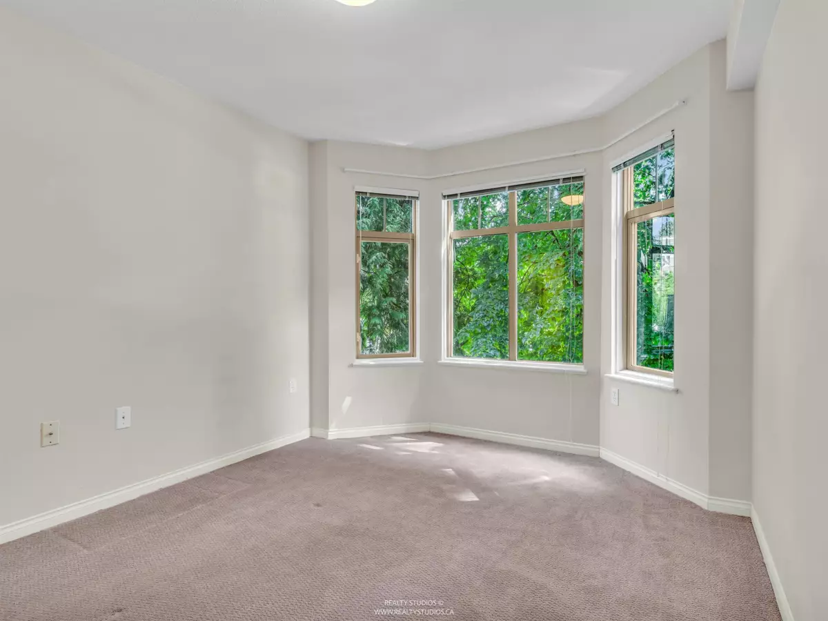 Entry Foyer Photo of 413 2059 Chesterfield Avenue, North Vancouver, BC