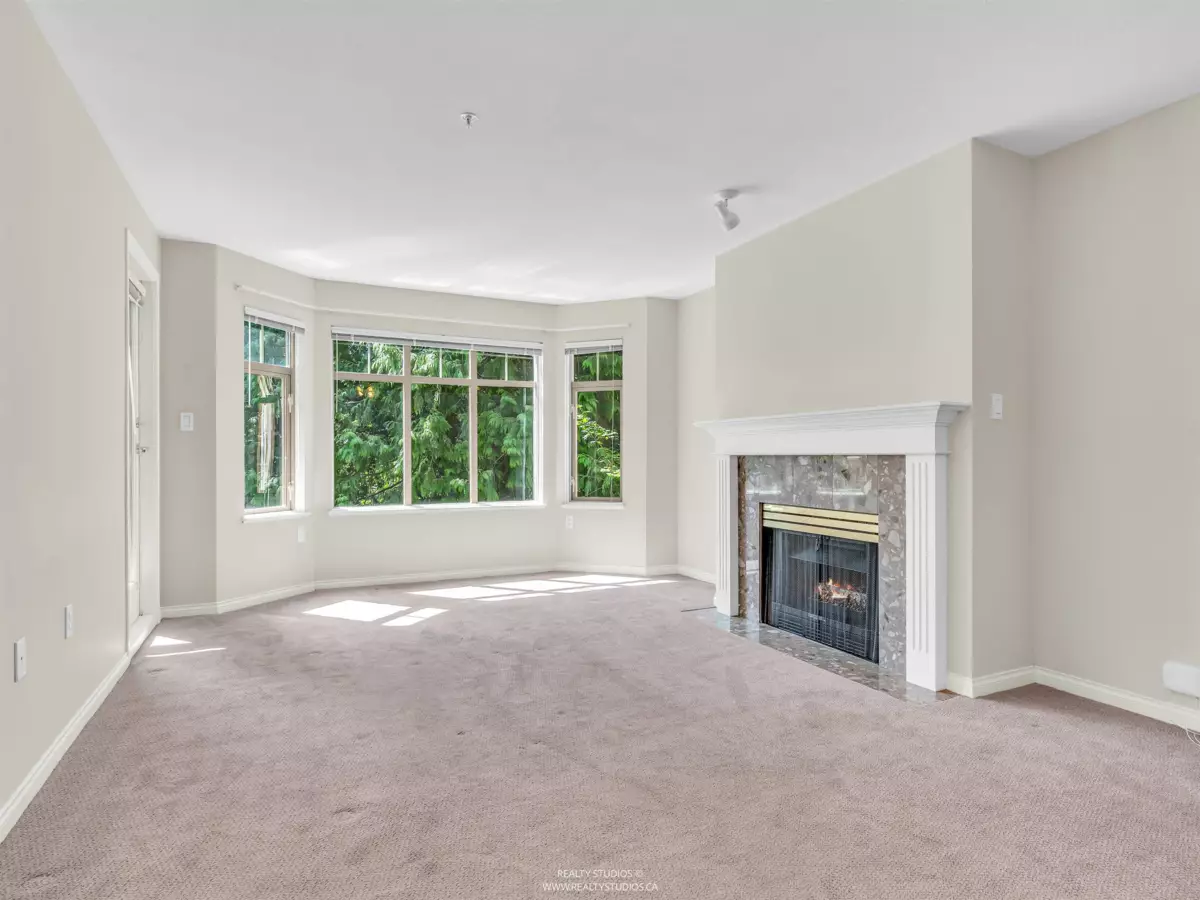 Family Room Photo of 413 2059 Chesterfield Avenue, North Vancouver, BC