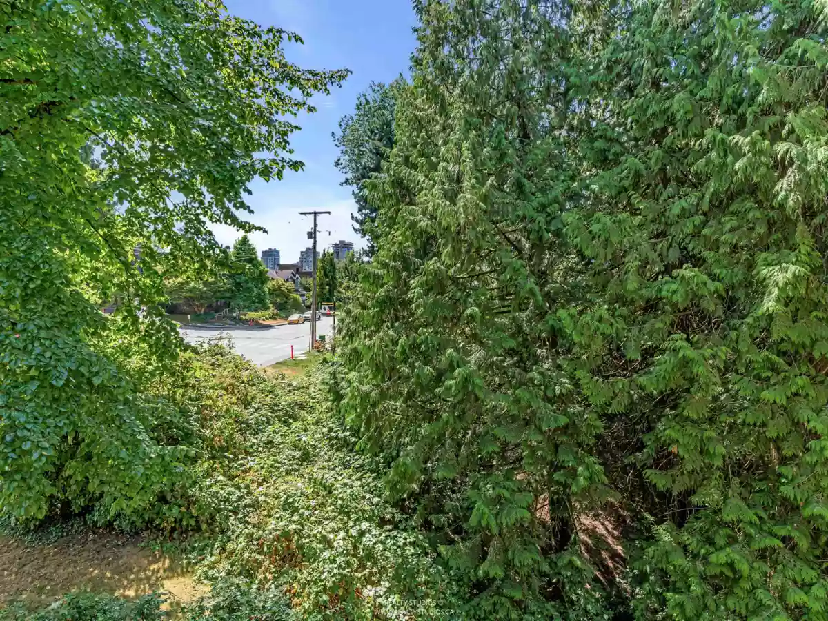 Front Yard Photo of 413 2059 Chesterfield Avenue, North Vancouver, BC