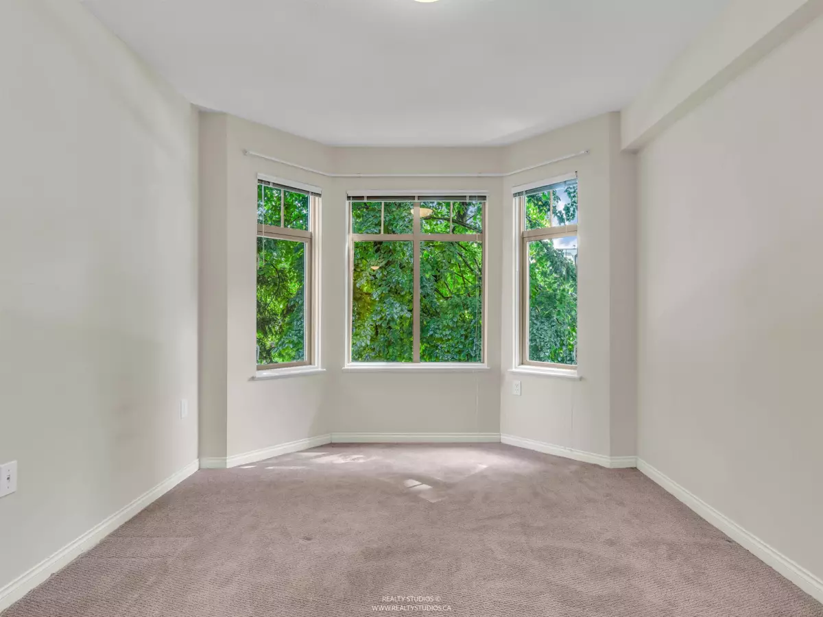 Hallway Photo of 413 2059 Chesterfield Avenue, North Vancouver, BC