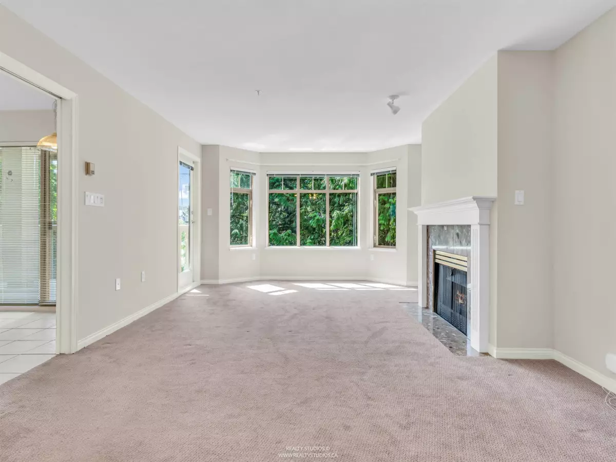 Kitchen Island Photo of 413 2059 Chesterfield Avenue, North Vancouver, BC