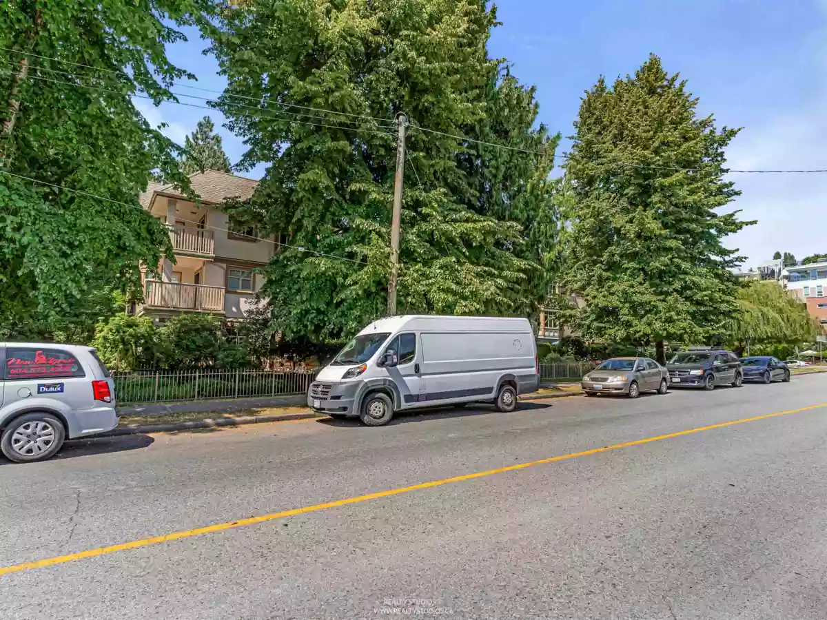 Living Room Photo of 413 2059 Chesterfield Avenue, North Vancouver, BC