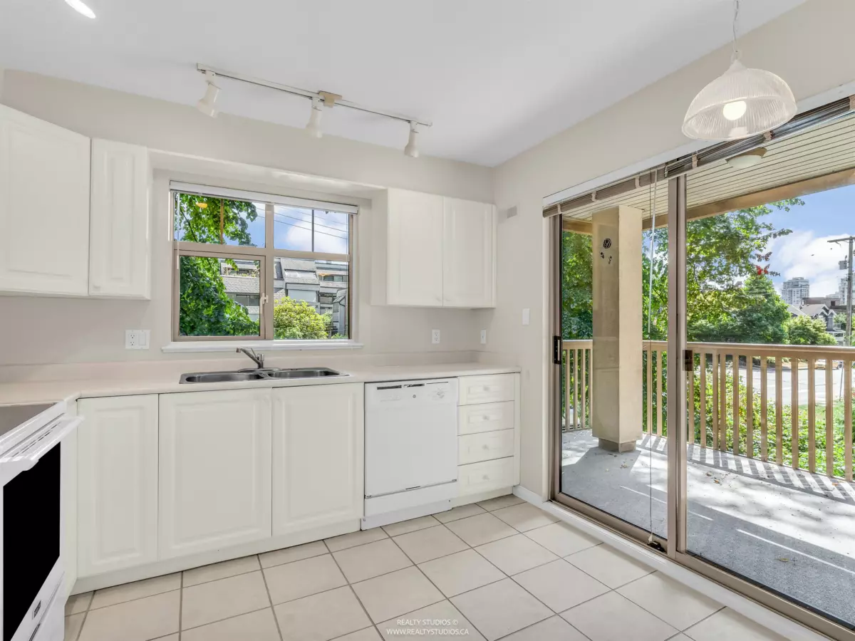 Primary Bathroom Photo of 413 2059 Chesterfield Avenue, North Vancouver, BC