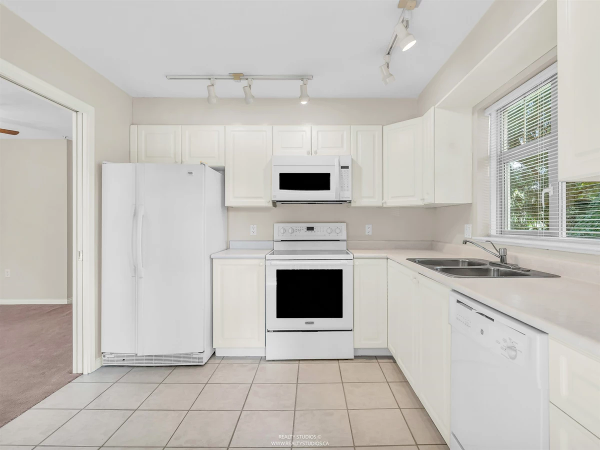 Walk-In Closet Photo of 413 2059 Chesterfield Avenue, North Vancouver, BC