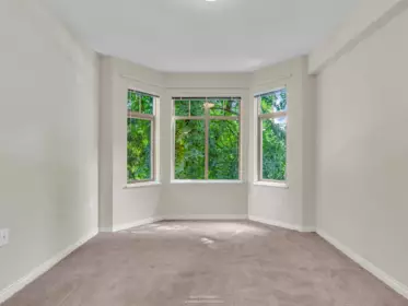 Hallway Photo of 413 2059 Chesterfield Avenue, North Vancouver, BC