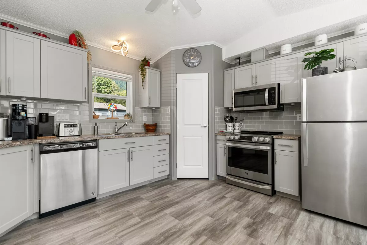Breakfast Nook Photo of 21 59060 Lougheed Highway, Agassiz, BC