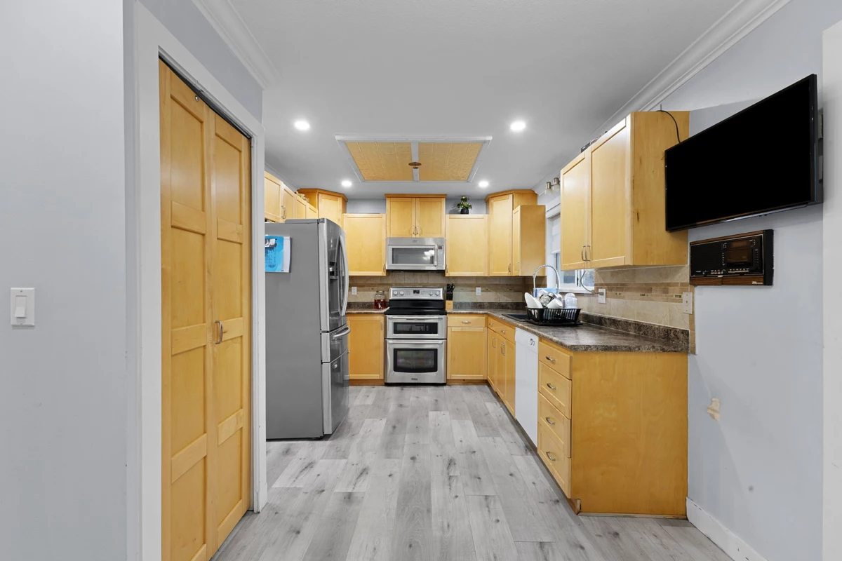 Kitchen Island Photo of 32066 Sorrento Avenue, Abbotsford, BC