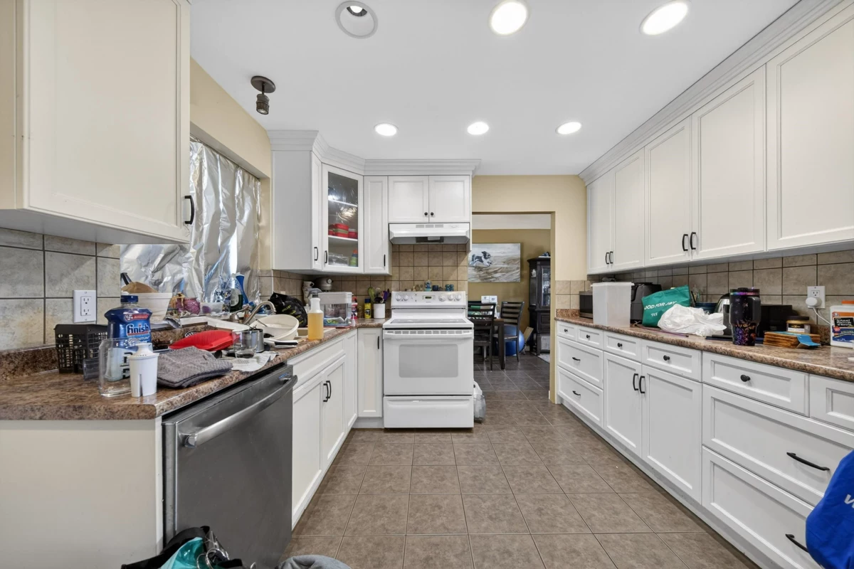 Walk-In Closet Photo of 3190 Babich Street, Abbotsford, BC