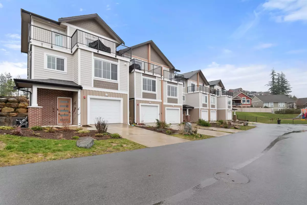 Living Room Photo of 38 1928 Woodside Boulevard, Agassiz, BC