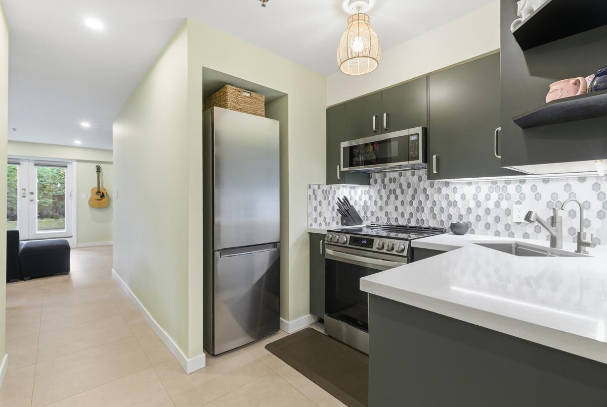 Living Room Photo of 104 828 W 14th Avenue, Vancouver, BC