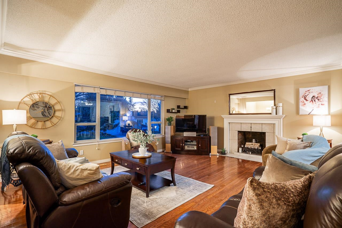Kitchen Island Photo of 26877 33 Avenue, Langley, BC