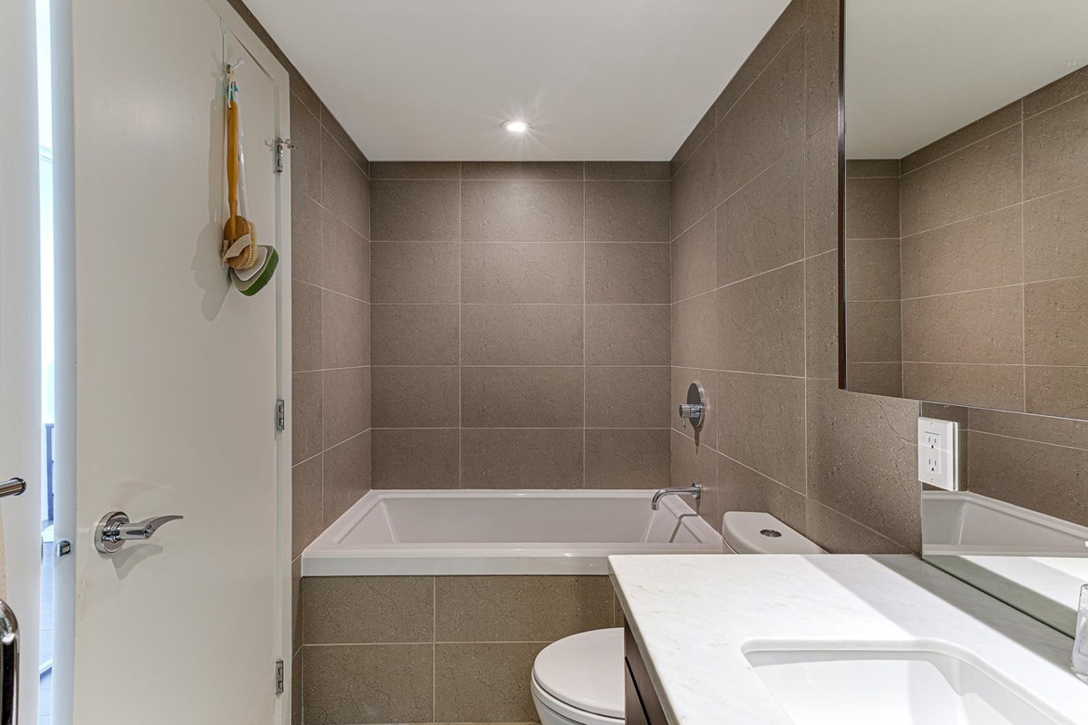 Primary Bathroom Photo of 1404 138 W 1st Avenue, Vancouver, BC