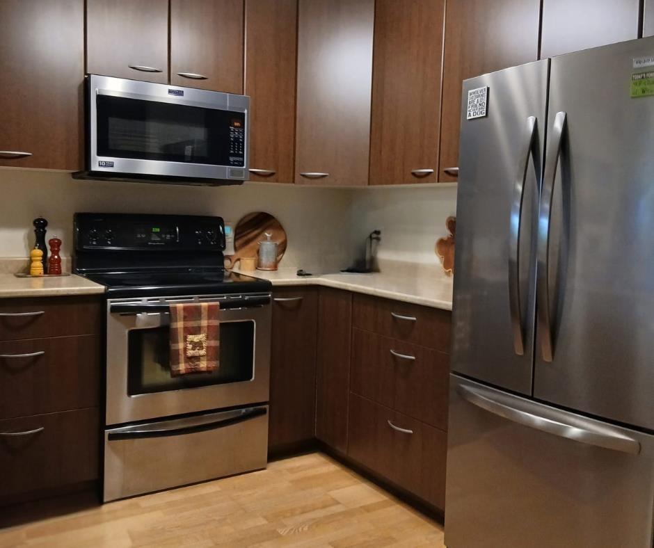 Kitchen Island Photo of 404 5631 Inlet Avenue, Sechelt, BC