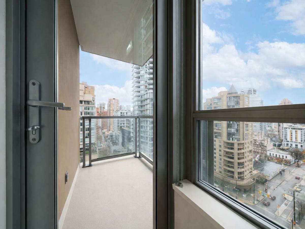 Guest Bathroom Photo of 1506 1308 Hornby Street, Vancouver, BC