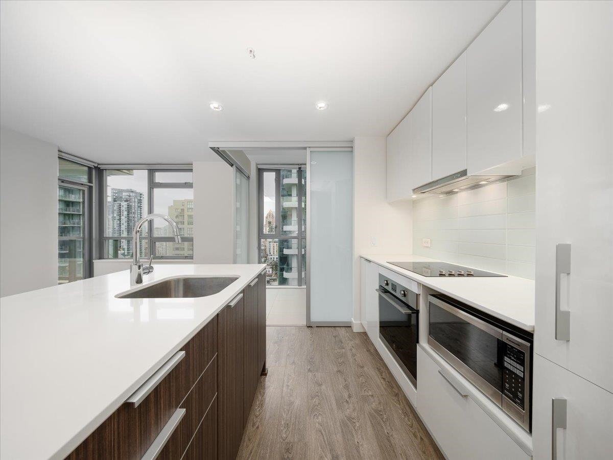 Walk-In Closet Photo of 1506 1308 Hornby Street, Vancouver, BC