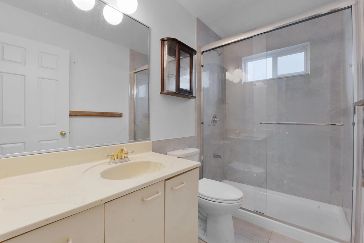Hallway Photo of 15780 99a Avenue, Surrey, BC