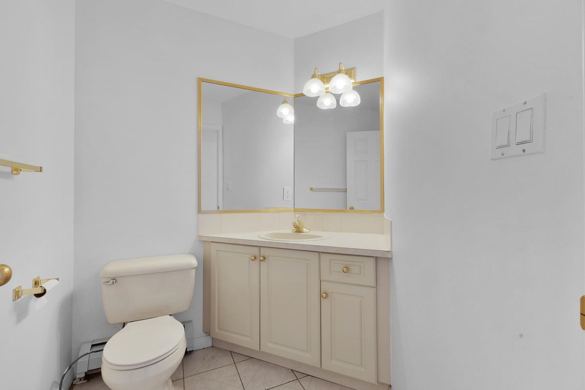 Laundry Room Photo of 15780 99a Avenue, Surrey, BC
