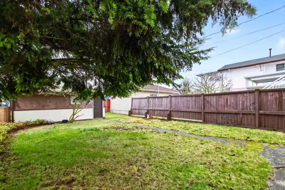 Backyard Photo of 2284 E 45th Avenue, Vancouver, BC