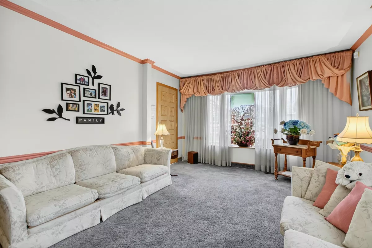 Kitchen Island Photo of 2284 E 45th Avenue, Vancouver, BC